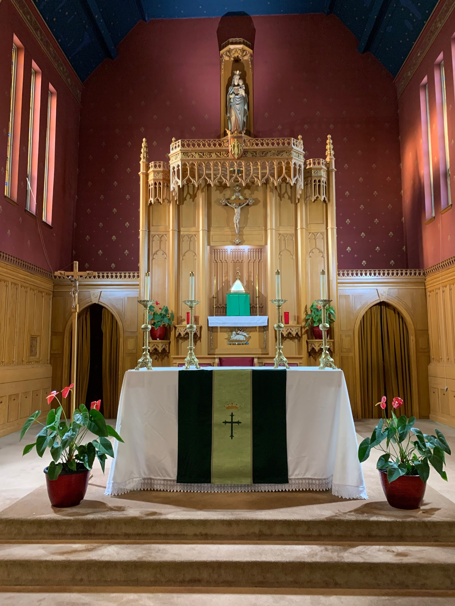 Picture of altar at Our Lady of Peace during Ordinary Time